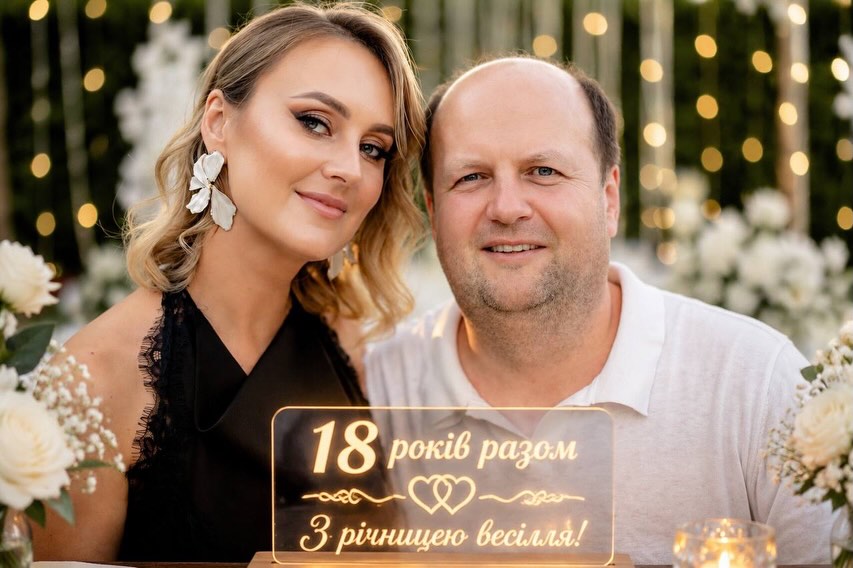 "Люблю безгранично". Виктор Бронюк показал архивные фото со свадьбы и обратился к жене